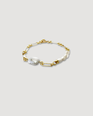 Emily freshwater pearl bracelet featuring genuine freshwater pearls and gold-plated chain links by CVLCHA.